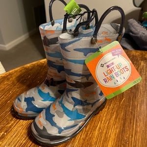 NWT light-up rain boots 9/10